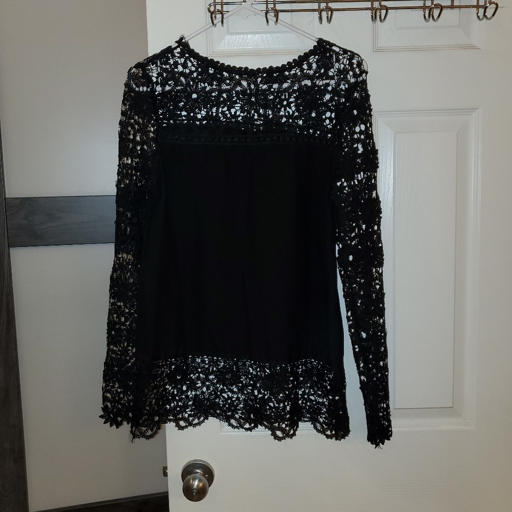 Collar laced, along with the bottom and sleeves.